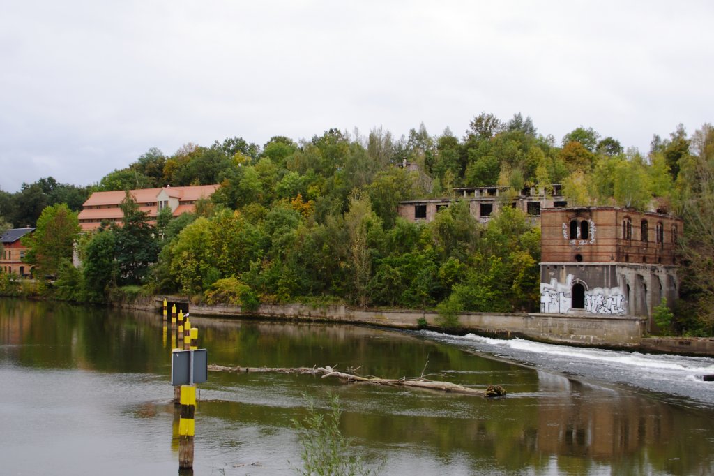Blick von der Forstwerder-Brcke in Halle-Trotha zum Hallenser Stadtteil Krllwitz mit der Ruine der ehemaligen Kefersteinschen Papierfabrik. (Aufnahme vom 05.10.2011)