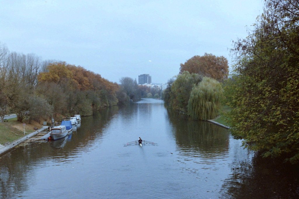 Blick von einer Fussgngerbrcke am Wertwiesenpark ber den Neckar, Richtung Nord-Ost.
Aufgenommen im Herbst 2011 mit einer Nikon N60, ISO400