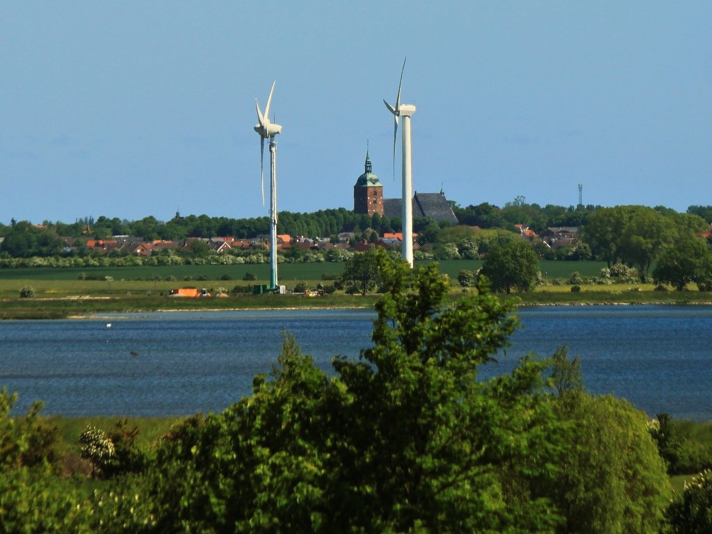 Blick vom Golfplatz ber den Burger Binnensee auf die evangelischen St. Nikolai Kirche in Burg Fehmarn.
Aufnahme vom 03.06.2013
