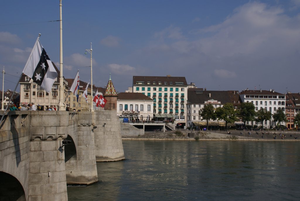 Blick von der Grossbasler Seite des Rheines auf das Caf Spitz und das Hotel Merian.