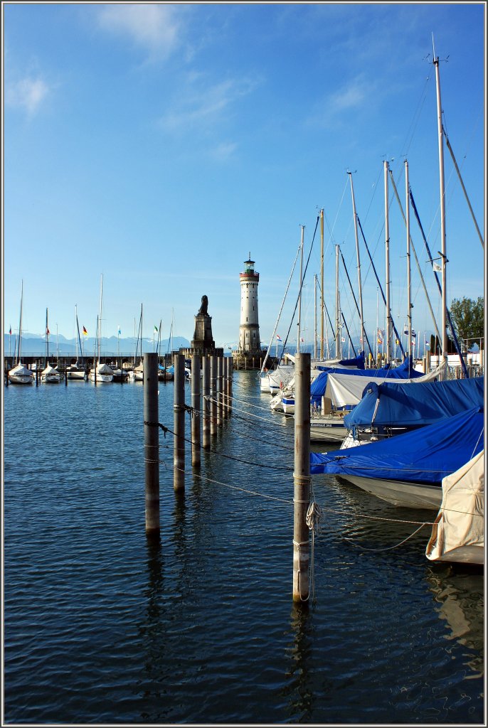 Blick vom Hafen auf den Bayrischen Lwen und den neuen Leuchturm,Jahrgang 1856,  von Lindau.
(21.09.2011)