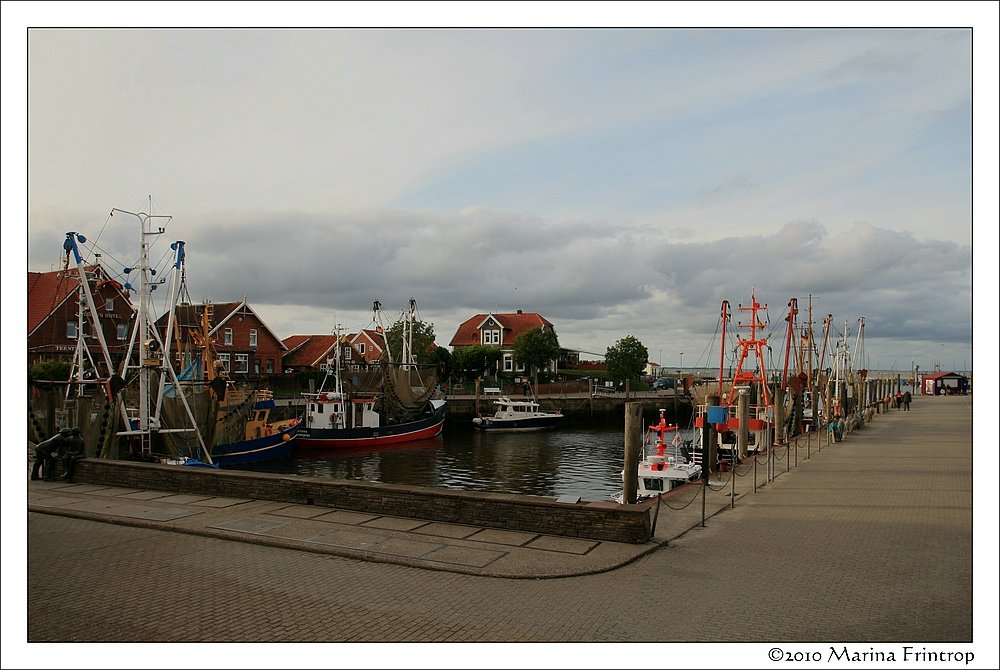 Blick in den Hafen von Neuharlingersiel - Ostfriesland, Deutschland