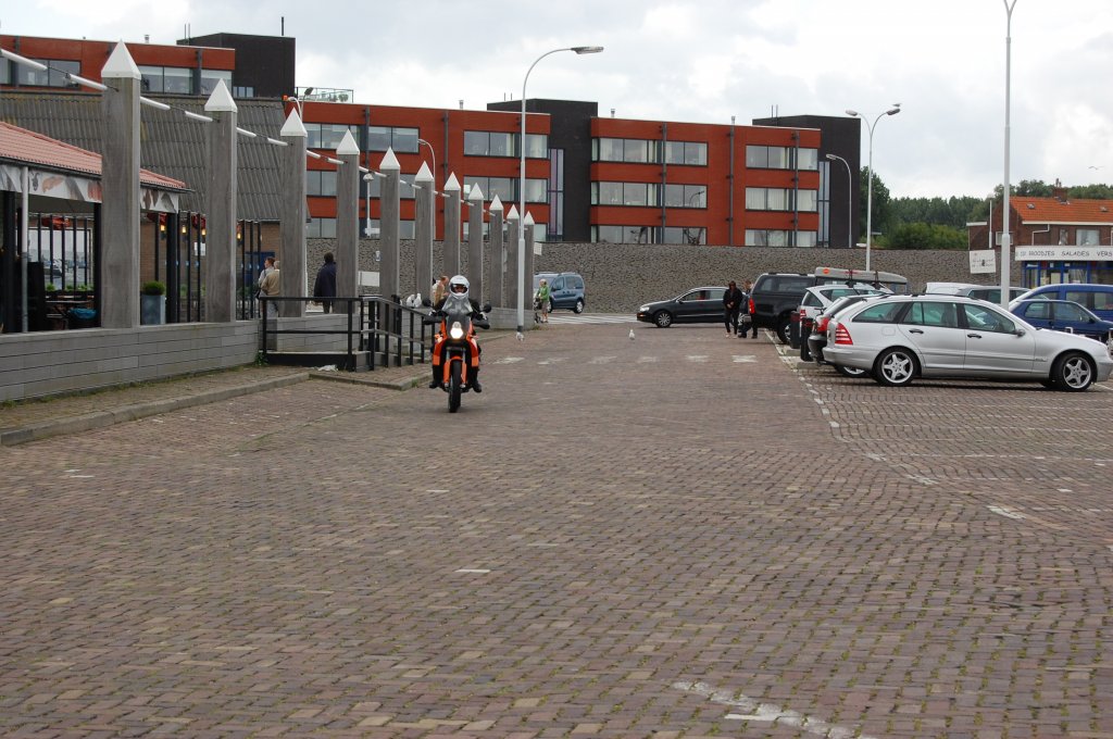 Blick vom Hafenparkplatz auf das Fischrestaurant und Huserzeile am Hafen von Breskens. 19.Juli2009