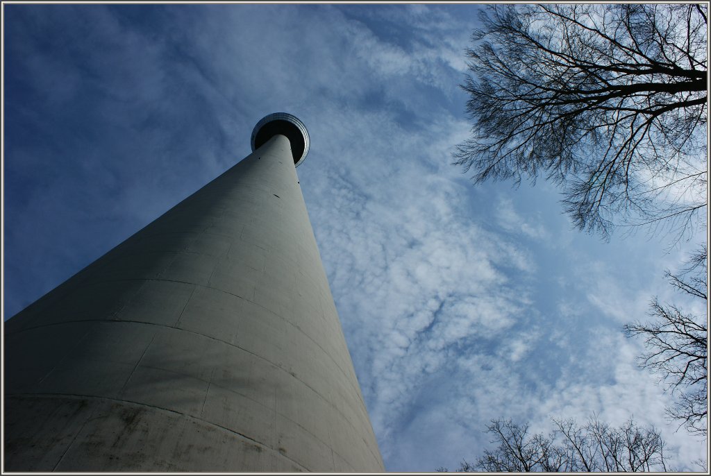 Blick in die Hhe: Der Fernsehturm ist 216,61 Meter hoch. Mit dem Aufzug ist man aber in krzester Zeit oben.
(29.03.2012)