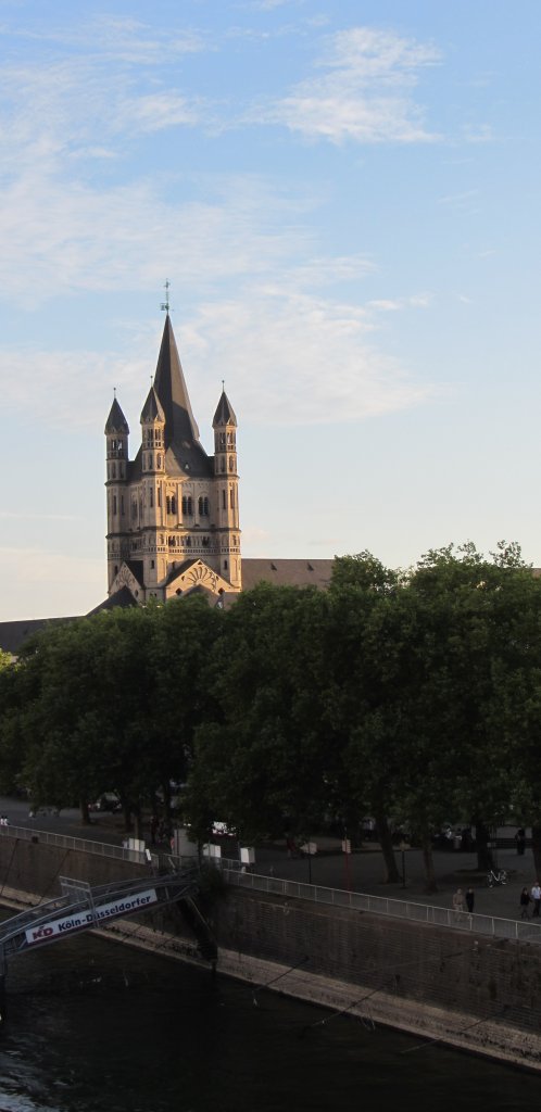 Blick von der Hohenzollernbrcke in Kln auf Gro St. Martin, die grte und markanteste romanische Kirche in Kln am 3.8.2012.