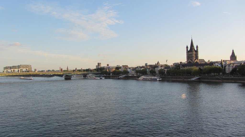 Blick von der Hohenzollernbrcke ber den Rhein auf Kln. Im Hintegrund ist auch Gro St. Martin zu sehen.(3.8.2012)