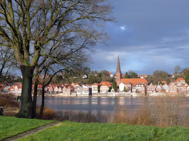 Blick von Hohnstorf in Niedersachsen auf die hbsche Kleinstadt Lauenburg/Elbe in Schleswig-Holstein; 27.12.2009
