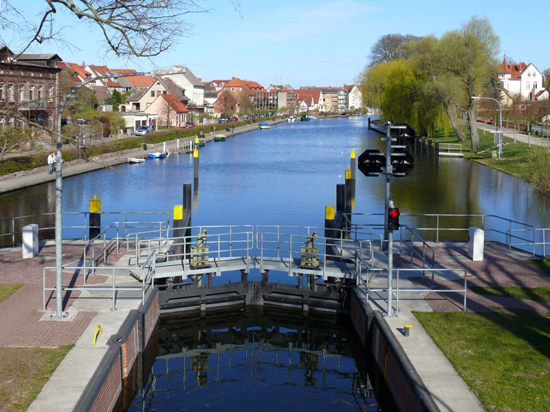 Blick von der  Hhnerleiter  (eine Fugngerbrcke ber die Eldeschleuse) auf Plau am See, 19.04.2010
