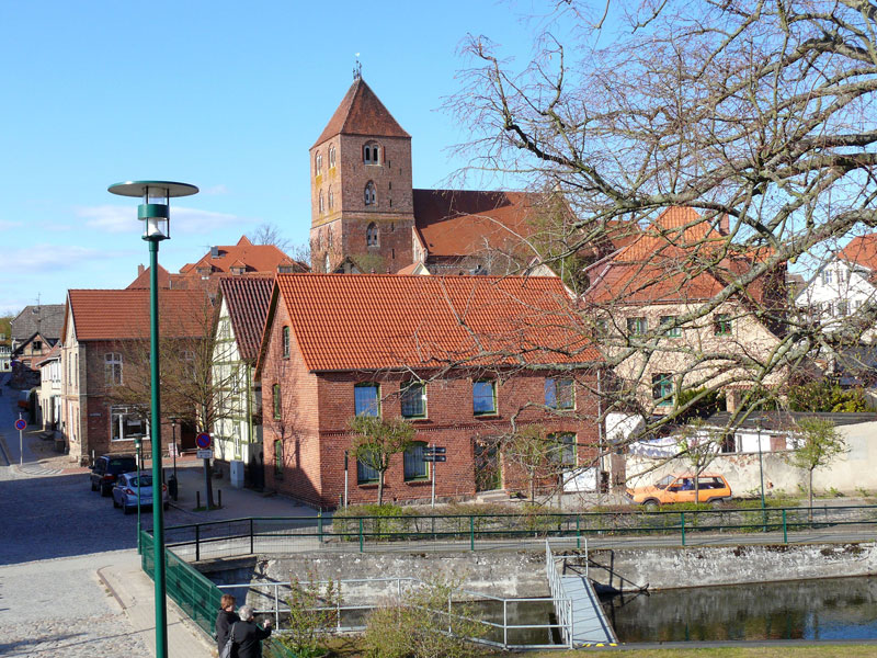 Blick von der  Hhnerleiter  (eine Fugngerbrcke ber die Eldeschleuse) auf die Pfarrkirche St. Marien; Plau am See, 19.04.2010
