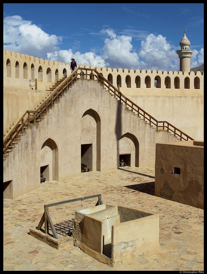 Blick in den Innenhof des Bergfriedes der alten Festung in Nizwa. Bei dem Turm mit 36 m Durchmesser und 30 m Hhe handelt es sich um den grten Turm Omans. Im Vordergrund ein Brunnen zur Wasserversorgung. (03.12.2012)