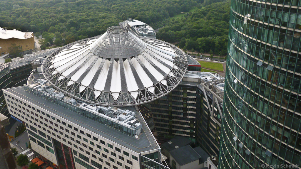 Blick vom Kollhoff-Tower am Potsdamer Platz in Berlin hinunter zum Sony Center. (06.07.2012)