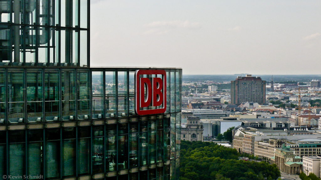 Blick vom Kollhoff-Tower am Potsdamer Platz in Berlin zur Charit und zum Brandenburger Tor vorbei am DB-Keks des BahnTowers. (06.07.2012)