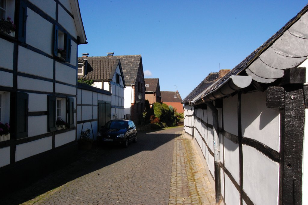 Blick in die Liedberger Strae  Am Markt .Rechts ist ein Teil des Sandbauernhofes zu sehen, in dem ausser Schulunterricht auch gerne Ausstellungen und andere kulturelle Ereignisse statt finden.25.9.2010