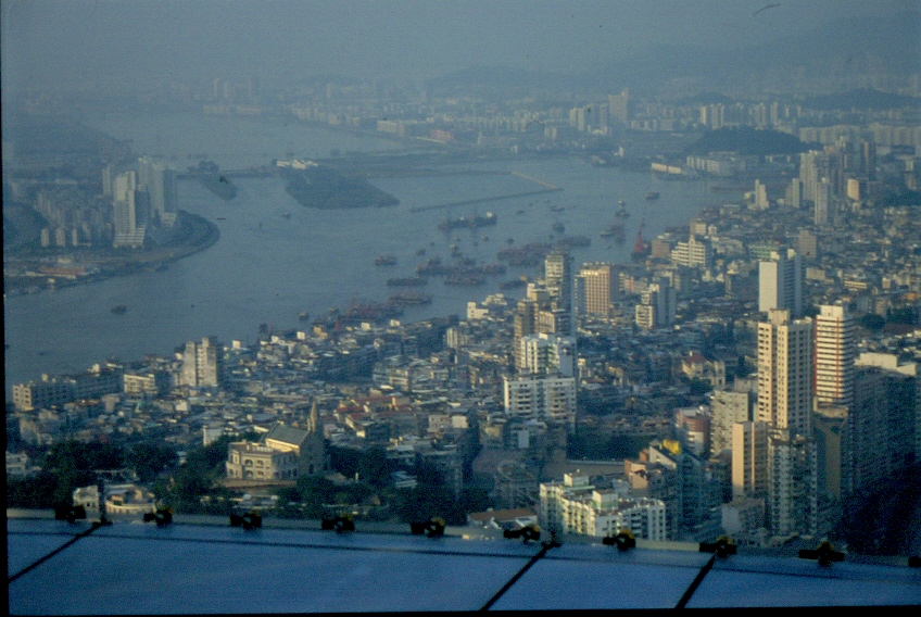 Blick vom Macau Tower auf Stadt und Hafen (Dia gescannt von 2003)