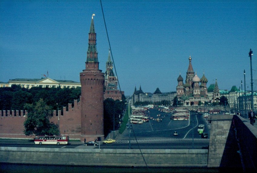 Blick von der Moskwa Brcke auf die Kreml Mauer, den Roten Platz und die Basilius Kathedrale. Das graue Gebude hinter der Basilius Kathedrale ist das Kaufhaus GUM. Eine Menge Intourist-Busse sind im September 1981 unterwegs.