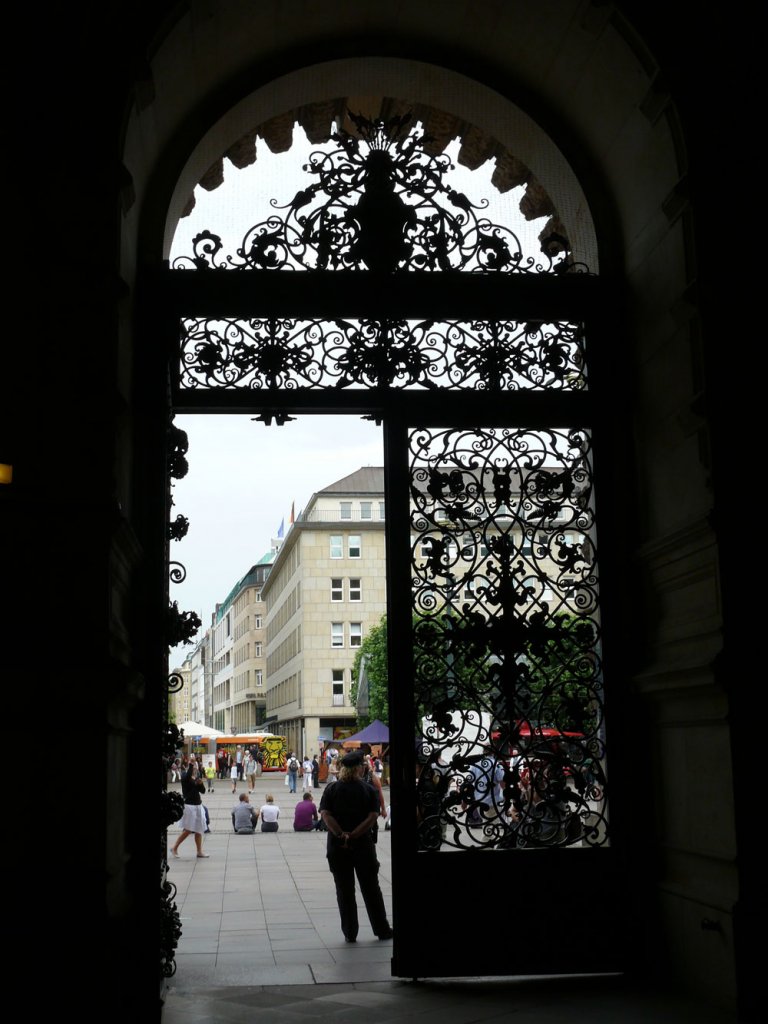 Blick nach drauen durch das Portal des Rathauses Hamburg; 20.08.2010
