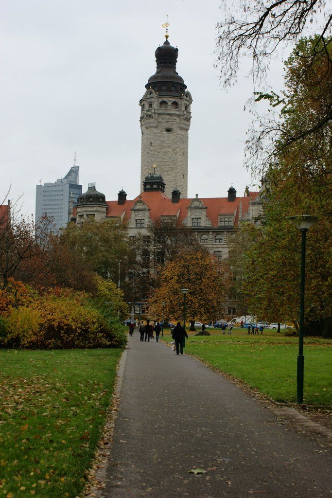 Blick vom Park auf das neue Rathause in Leipzig.
(November 2009)
