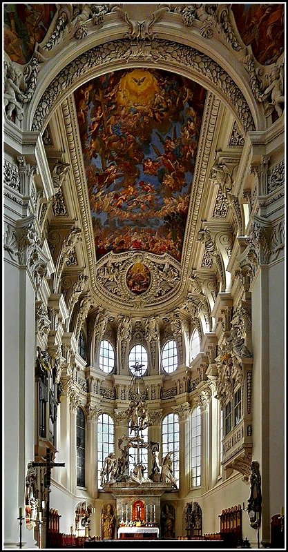 Blick im Passauer Dom St. Stephan auf den Hochaltar im einschiffigen, sptgotischen Chorbau mit seinem filigranhaften Strebewerk. Der Hochaltar zeigt die Steinigung des hl. Stephanus und wurde 1952 von Prof. Josef Henselmann geschaffen. 16.09.2010 (Jeanny) 