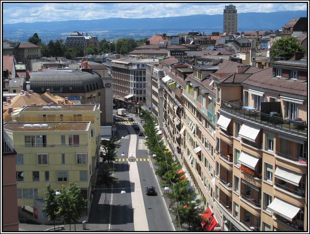 Blick von der Pont Bessire auf einen darunterliegenden Straenzug von Lausanne (25.07.2009).