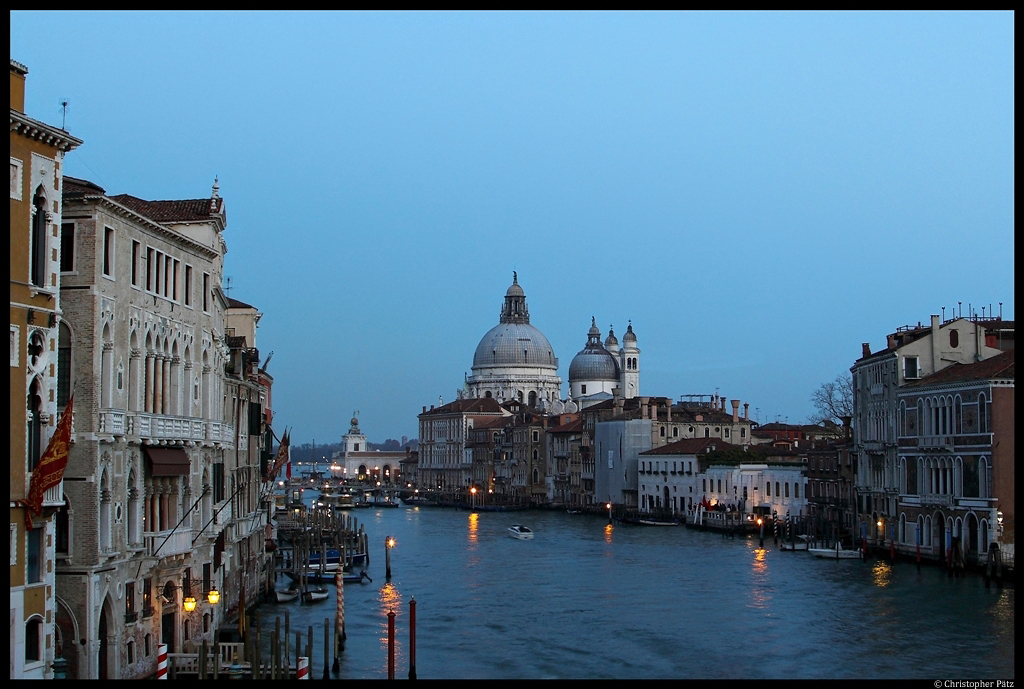 Blick von der Ponte dell’Accademia ber den Canal Grande auf die Kirche Santa Maria della Salute in Venedig. (17.11.2012)