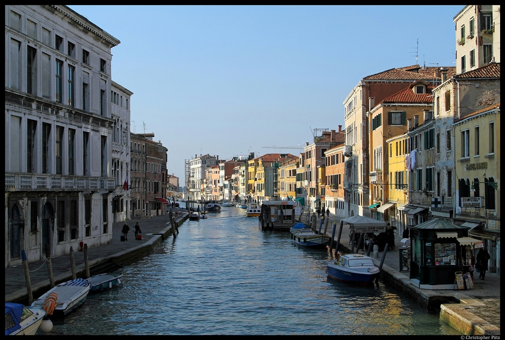 Blick von Ponte delle Gugli auf den Cannaregio-Kanal. (Venedig, 17.11.2012)