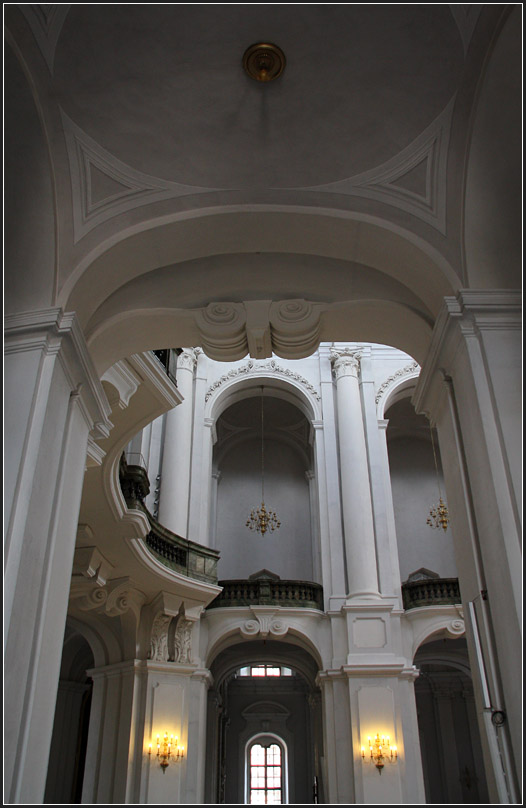 Blick vom Prozessionsumgang zum Hauptschiff. Katholische Hofkirche Dresden. 02.08.2009 (Matthias)