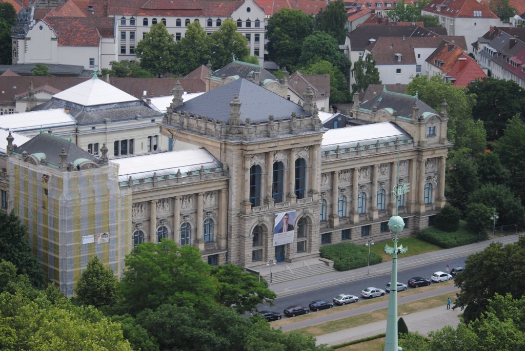 Blick vom Rathausturm auf das Landesmuseum, am 30.06.10 in Hannover.