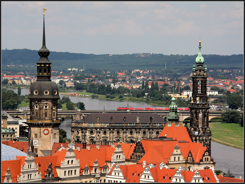 Blick vom Rathausturm auf das Schlo, die Hofkirche und die Elbe. 07.08.2009 (Matthias)