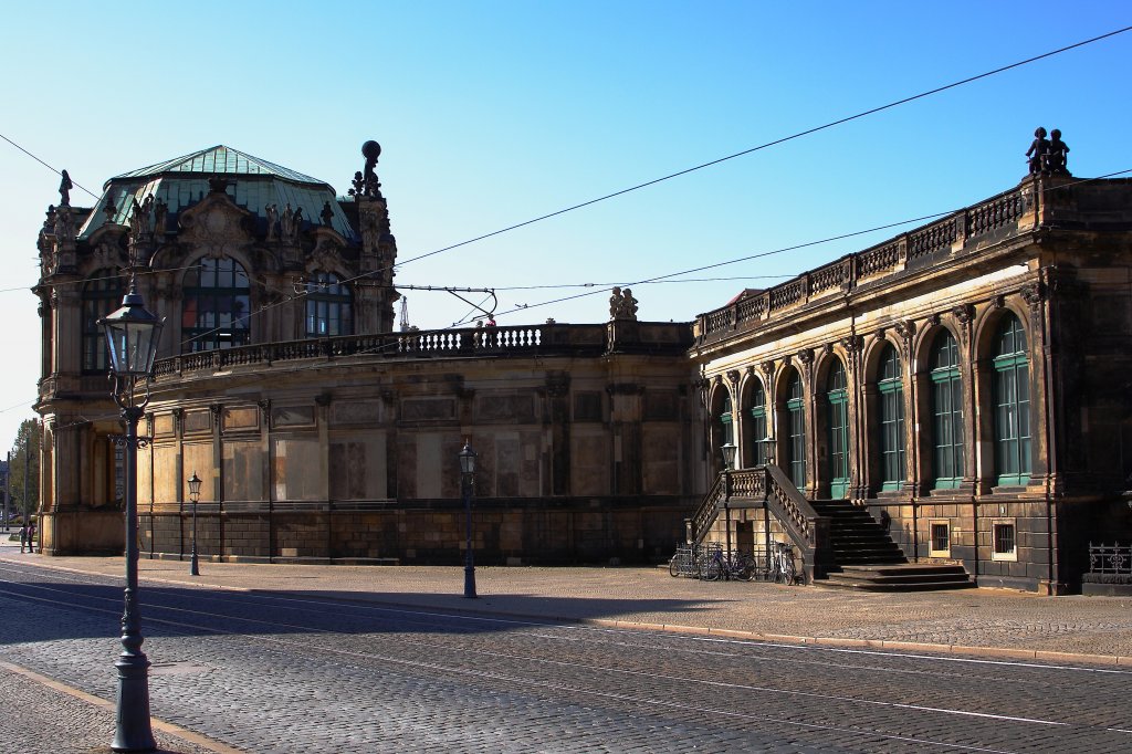 Blick vom Residenzschlo ber die Sophienstrae zum Dresdner Zwinger, aufgenommen am 06.10.2011.