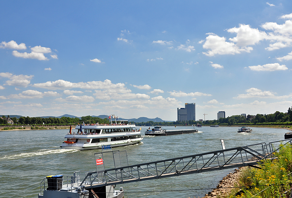 Blick vom Rheinufer in Bonn Richtung Sden mit dem Siebengebirge und den Hochhusern (Telekom-Tower und  Langer Eugen ) - 18.07.2010