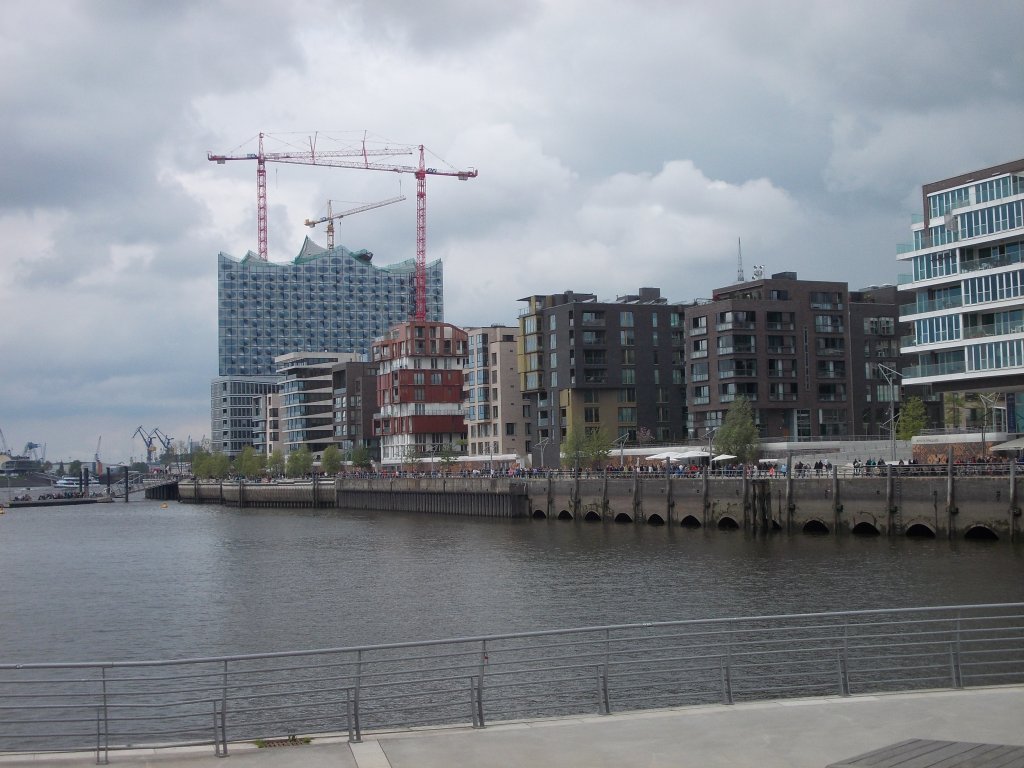 Blick richtung Dallmannkai und Elbphilharmonie in Hamburg`s HafenCity (12.05.13)