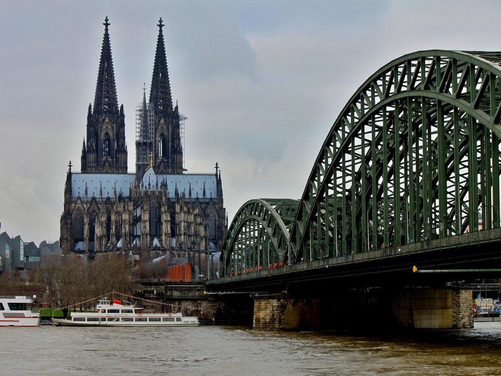 Blick von der Schl Sick (der schlechten Seite, so nennen die Klner das rechtsrheinische Ufer) auf den Klner Dom und die Hohenzollernbrcke ber den hochwasserfhrenden Rhein am 01.08.2012.