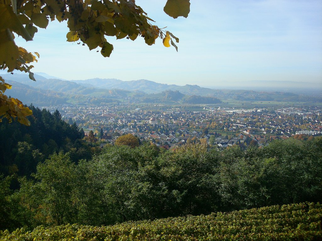 Blick von der Schauenburg auf Oberkirch am Eingang zum Renchtal im Schwarzwald, die Stadt mit heute 20.0000 Einwohnern erhielt bereits 1326 das Stadtrecht, Okt.2010 