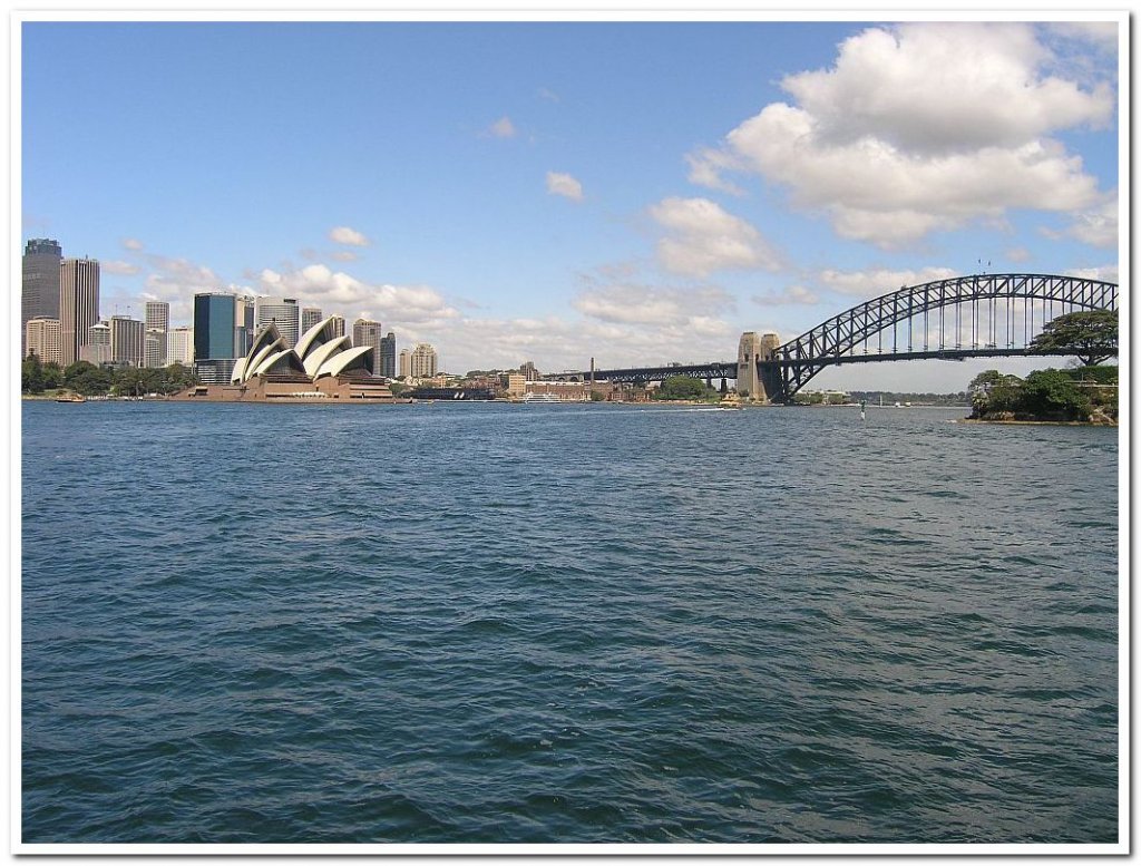 Blick von Schiff ( Fhre nach Manly ) auf die Harbour Bridge ... aufgenommen im Oktober 2004