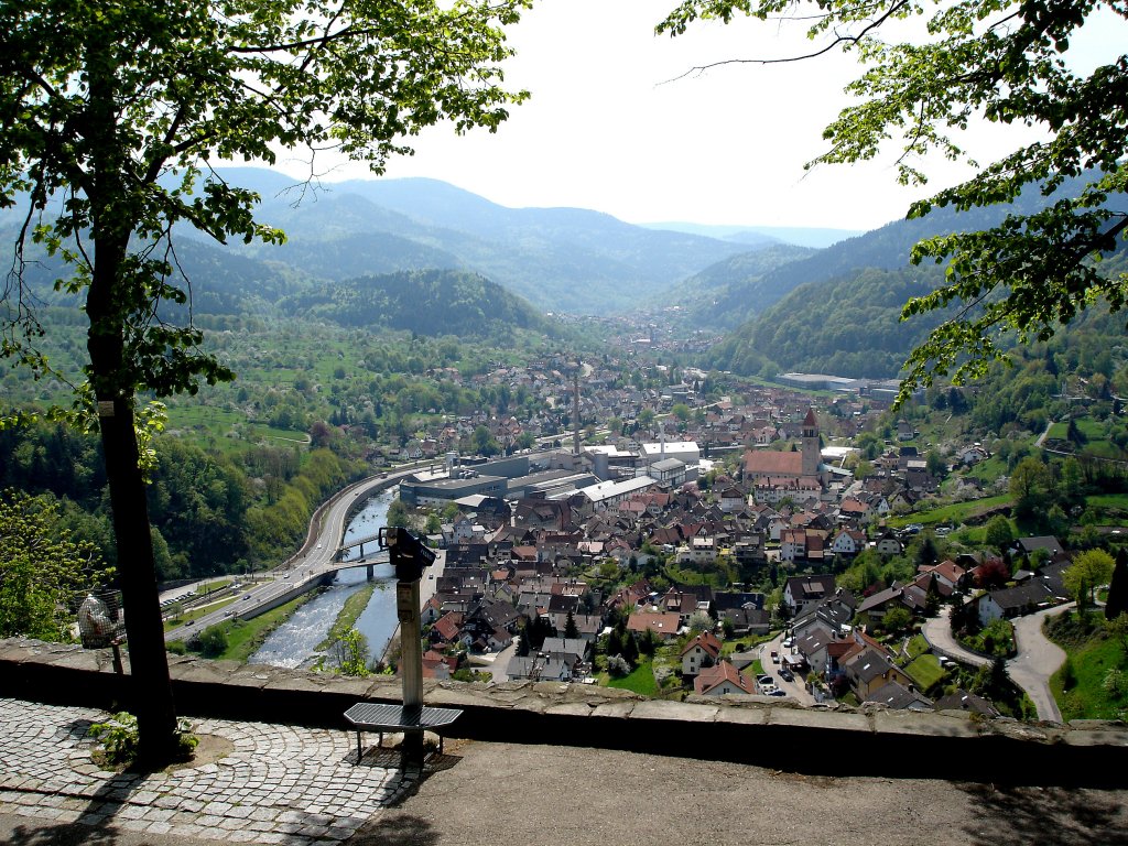 Blick vom Schlo Eberstein ins Murgtal und auf einen Ortsteil von Gernsbach, Mai 2006