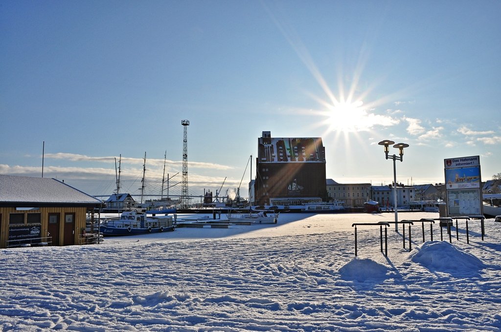 Blick in den schn verschneiten Stralsunder Hafen einen Tag bevor  Daisy  kam am 08.01.2010