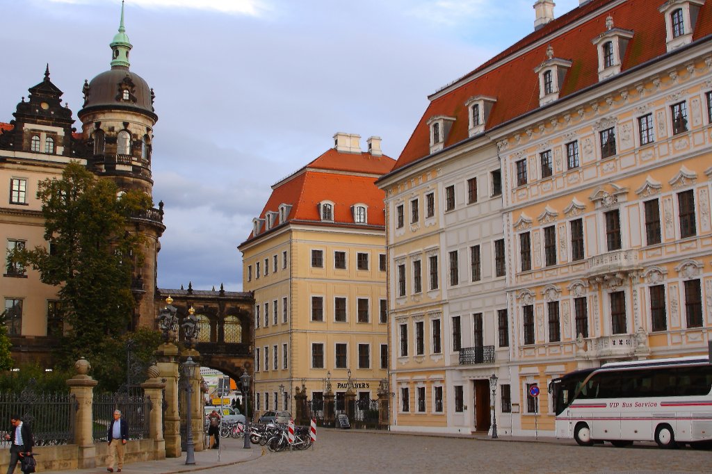 Blick von der Sophienstrae in Dresden zur Schlobrcke zwischen Residenzschlo (Sdflgel) und Taschenbergpalais. Die Aufnahme entstand am Abend des 06.10.2011.