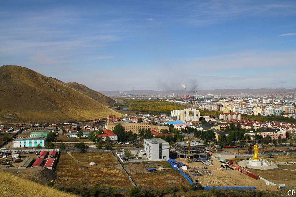Blick vom sowjetischen Ehrenmal auf Ulaanbaatar. Im Hintergrund das Heizkraftwerk, vorn rechts eine neu errichtete Buddha-Statue. (13.9.2011)