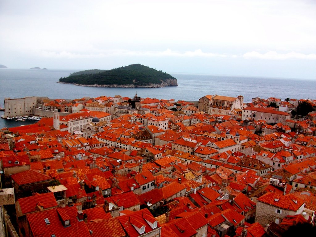 Blick von der Stadtmauer über Dubrovnik zur Insel Lopud / Oktober 2010