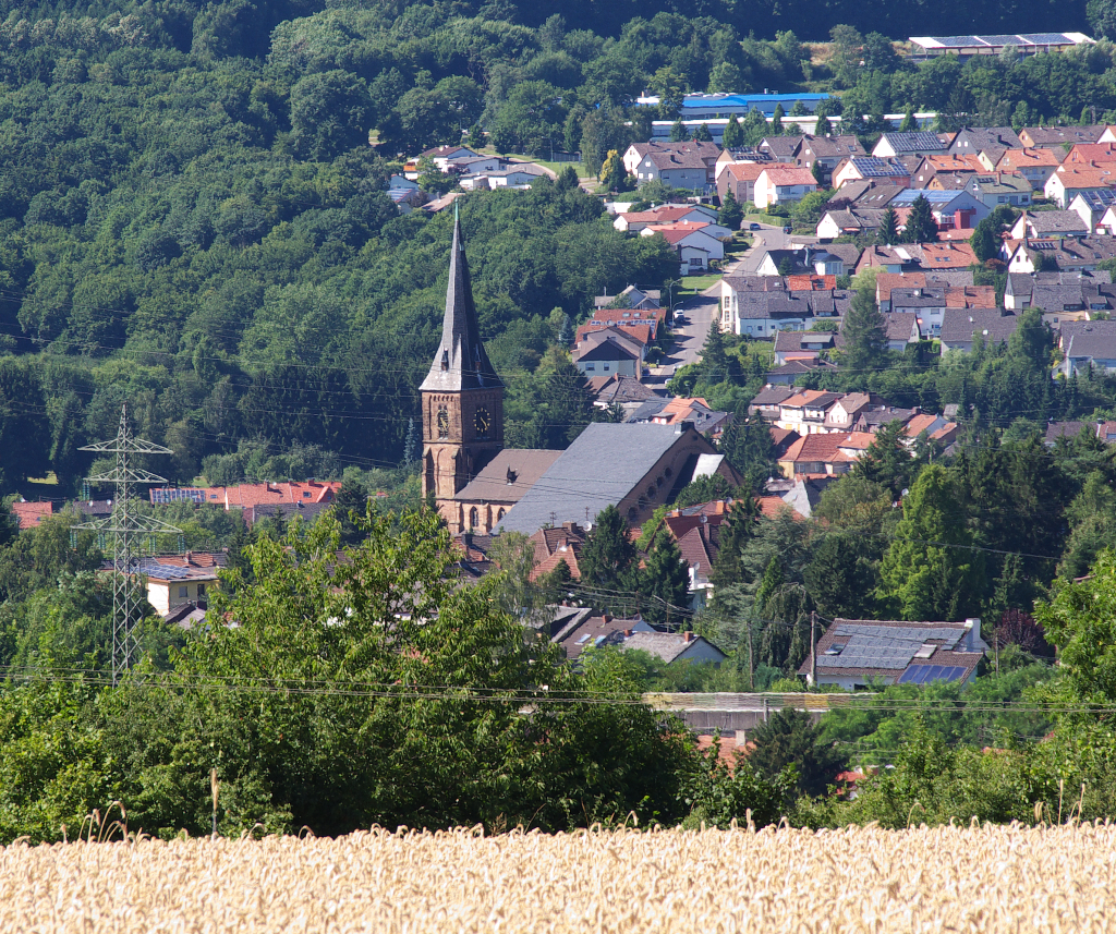 Blick vom Stadtteil Ritterstrae auf die Pfarrkirche Liebfrauen in Pttlingen Bengesen und auf das Wohngebiet Breitfeld.
01.08.2013 - Pttlingen/Saar - Stadtverband Saarbrcken