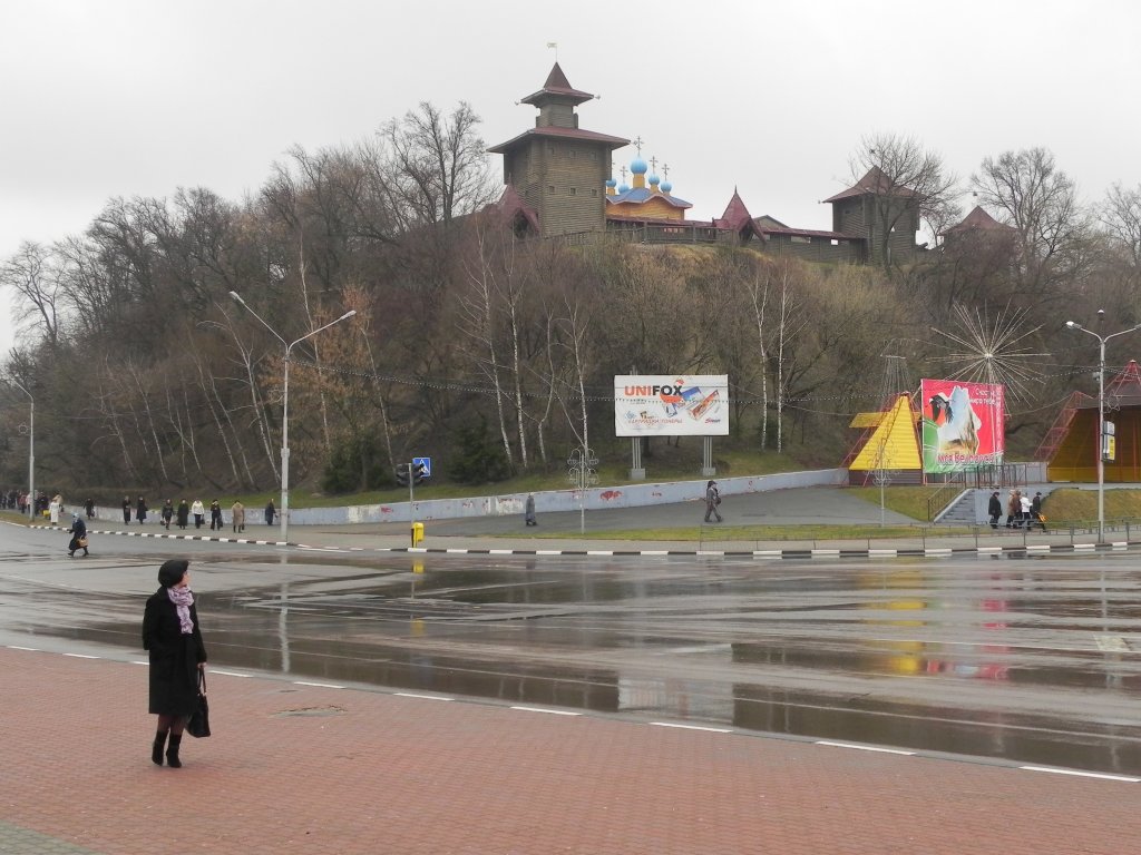 Blick vom Stadtzentrum aus auf die Festung oder, wie dort zu lesen ist, auf  das Schloss von Mosyr . 08. April 2012. 