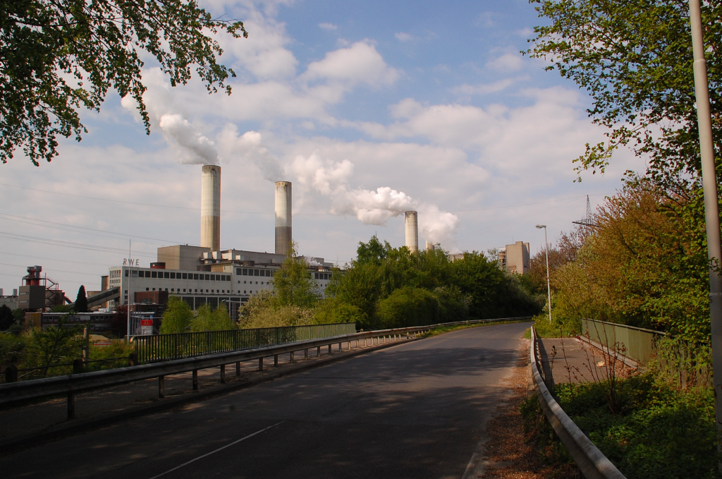 Blick von der Strae Am Stges End in Grevenbroich Frimmersdorf in Richtung des Kraftwerkes. 17.April 2011