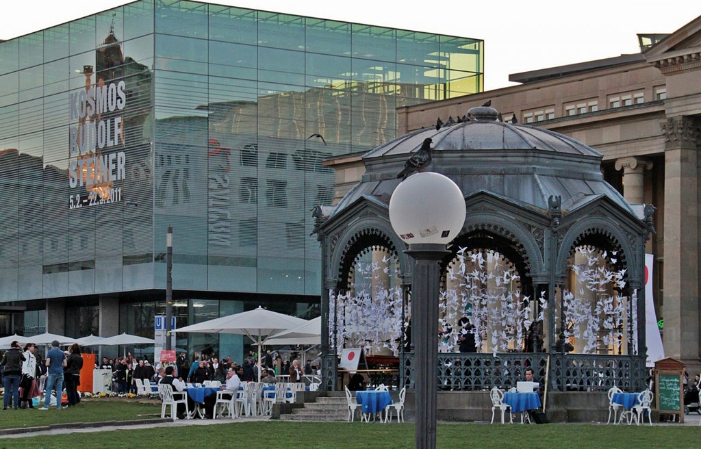 Blick vom Stuttgarter Schlossgarten auf das Kunstmuseum und dem Musik-Pavillon neben dem Knigsbau.. Als ich am 25.03. durch die Innenstadt ging, fielen mir am Schlossplatz schon von weitem die gehissten japanischen Flaggen auf, im Musikpavillon hingen Papierkraniche.. Fr die Aktion  1.000 Kraniche fr Japan ...als Symbol der Anteilnahme fr die Katastrophe in Japan... Diese Kraniche wurden dann am Samstag dem japanischen Honorarkonsul Dr. Kaemmerer symbolisch berreicht...