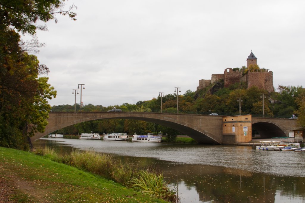 Blick von der Talstrae in Halle/Saale auf Burg Giebichenstein und die darunterliegenden Anlegestellen der Saale-Fahrgastschifffahrt am Rive-Ufer. Der groe Holzkasten rechts, ebenso wie der im Bild nicht sichtbare links, sind Bauverschalungen und beinhalten zwei Groskulpturen (Kuh und Pferd), welche zurzeit aufwndig restauriert und voraussichtlich im Jahr 2014 fertiggestellt sein werden. 