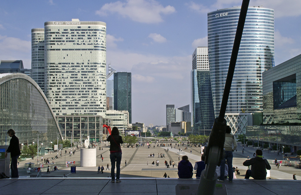 Blick von den Treppen der Grande Arche in Richtung Osten, wo man gerade der Arc de Triomphe gewahr werden kann. Im Vordergrund die Gebuden von La Dfense. Aufgenommen 3.5.2011.