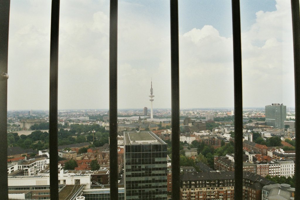 Blick vom Turm der Hamburger Michaelis Kirche (Michel) ber Hamburg.Foto vom 01.05.2011.