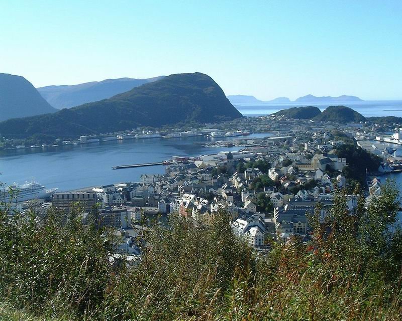 Blick ber Alesund/Norwegen
aufgenommen 14.09.2009 mit Leica-Kompactkamera