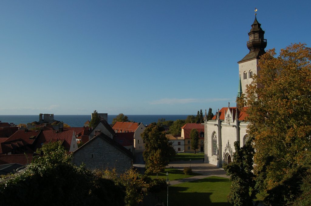 Blick ber die Altstadt von Visby mit der Domkirche (rechts) und der Ostsee im Hintergrund. 11.10.2011