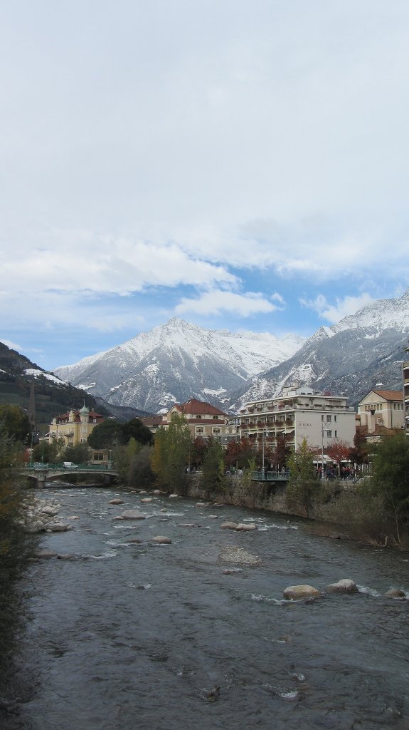 Blick ber die Etsch auf Meran. Im Hintergrund sind einige Berge der Texelgruppe zu erkennen.(29.10.2012)