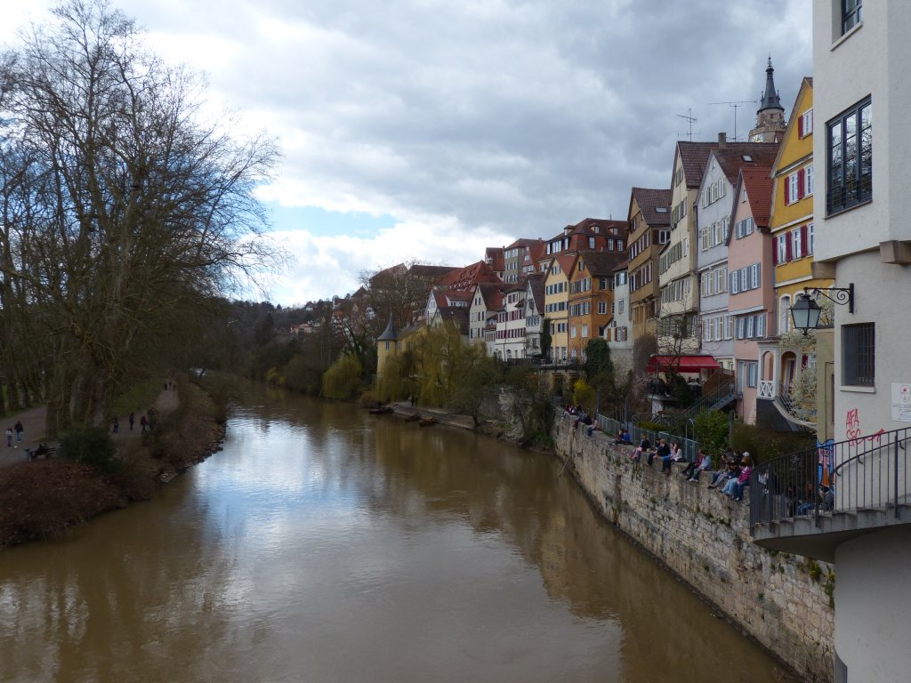 Blick über den Neckar auf die Platanenallee (links) und die Altstadt von Tübingen (rechts). 13.4.2013